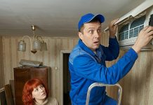 Taj muškarac mi je uvijek zabranjivao da se približavam klima-uređaju, ali jednog dana pokvario se dok je on bio na službenom putu. Morala sam pozvati tehničara; otvorio je kućište, pogledao unutra i užasnuto rekao: “Odmah uzmite djecu i bježite iz ove kuće…” 😨