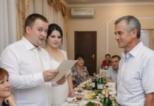 Kada je siromašni otac poklonio kćerki običnu koverat za venčanje, bogati rođaci mladoženje počeli su da se smeju „velikodušnom“ poklonu