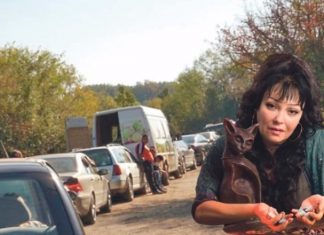 KOD LESKOVCA SE POJAVILA NOVA BABA VANGA! Hiljade ljudi danima čeka da ih leči ‘VIDOVITA’ MARINA!