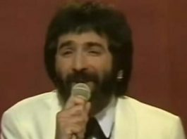 Mnogi ga znaju kao frontmena grupe “Teška industrija”, dok je 1975. godine važio za najzanimljivijeg pevača koji se tada pojavio na muzičkoj sceni.