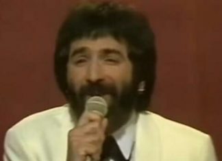 Mnogi ga znaju kao frontmena grupe “Teška industrija”, dok je 1975. godine važio za najzanimljivijeg pevača koji se tada pojavio na muzičkoj sceni.