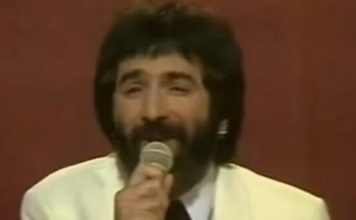 Mnogi ga znaju kao frontmena grupe “Teška industrija”, dok je 1975. godine važio za najzanimljivijeg pevača koji se tada pojavio na muzičkoj sceni.