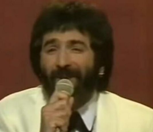 Mnogi ga znaju kao frontmena grupe “Teška industrija”, dok je 1975. godine važio za najzanimljivijeg pevača koji se tada pojavio na muzičkoj sceni.