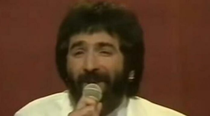 Mnogi ga znaju kao frontmena grupe “Teška industrija”, dok je 1975. godine važio za najzanimljivijeg pevača koji se tada pojavio na muzičkoj sceni.