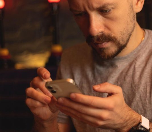 Jednostavan trik da vidite s kim se vaš partner dopisuje: Ne treba vam ni lozinka ni aplikacija