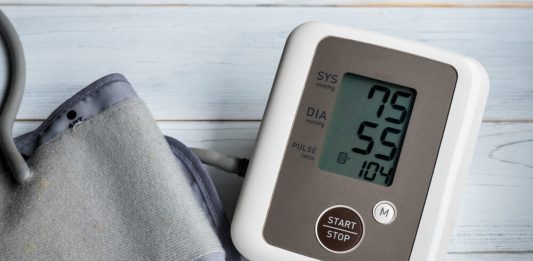 NIZAK PRITISAK MOŽE DA USMRTI ČOVEKA: Ako osetite ova 3 simptoma, odmah zovite HITNU POMOĆ!