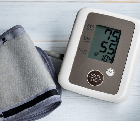 NIZAK PRITISAK MOŽE DA USMRTI ČOVEKA: Ako osetite ova 3 simptoma, odmah zovite HITNU POMOĆ!