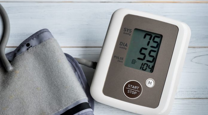 NIZAK PRITISAK MOŽE DA USMRTI ČOVEKA: Ako osetite ova 3 simptoma, odmah zovite HITNU POMOĆ!