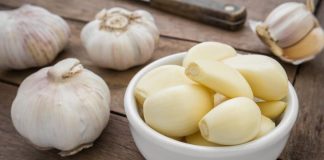 Bijeli luk ne smije svako jesti, iako je zdrav – evo kojih 5 grupa ljudi ga ne smiju ni pogledati, a kamoli jesti!