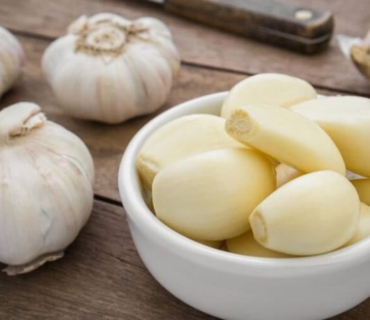 Bijeli luk ne smije svako jesti, iako je zdrav – evo kojih 5 grupa ljudi ga ne smiju ni pogledati, a kamoli jesti!