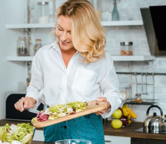 Žene starije od 50 godina ovu namirnicu treba da jedu svaki dan: Usporava starenje, pomaže u gubitku težine i jača zdravlje