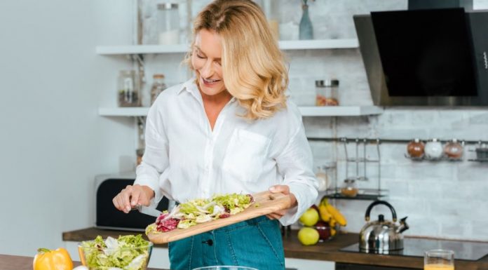 Žene starije od 50 godina ovu namirnicu treba da jedu svaki dan: Usporava starenje, pomaže u gubitku težine i jača zdravlje