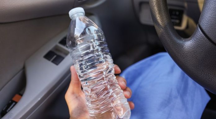 OVA GRUPA LJUDI NIKAKO NE BI SMJELA DA PIJE VODU IZ PLASTIČNE FLAŠE: Ukoliko imate ovu tegobu, izbjegavajte u širokom luku