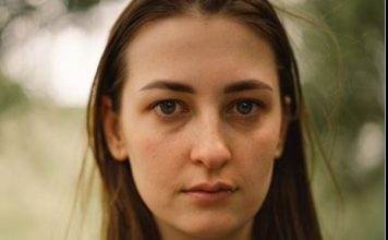 “Proveri gornju policu kad dođeš kući, muž krije nešto od tebe” – šapnula mi je vračara, a onda sam saznala istinu zbog koje sam zanemela od šoka