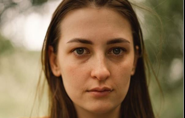 “Proveri gornju policu kad dođeš kući, muž krije nešto od tebe” – šapnula mi je vračara, a onda sam saznala istinu zbog koje sam zanemela od šoka