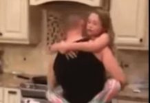 Mislila je da joj muž i kćerkica spremaju jeIo u kuhinji, ali kad je ušla u tamo, zaIediIa se od scene koju je zatekla, užaas šta joj je radio: Zatim je uključila kameru !!! (