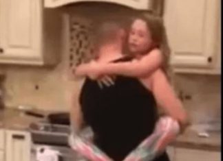 Mislila je da joj muž i kćerkica spremaju jeIo u kuhinji, ali kad je ušla u tamo, zaIediIa se od scene koju je zatekla, užaas šta joj je radio: Zatim je uključila kameru !!! (