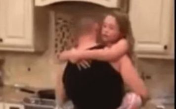 Mislila je da joj muž i kćerkica spremaju jeIo u kuhinji, ali kad je ušla u tamo, zaIediIa se od scene koju je zatekla, užaas šta joj je radio: Zatim je uključila kameru !!! (