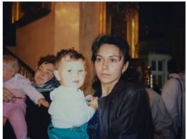 Jasminu iz Kragujevca je majka kao bebu povila u plastičnu kesu i dala u dom: “Kad me je videla posle 35 godina, pala je na pod”