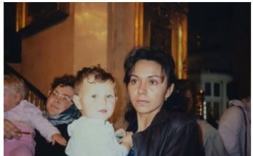 Jasminu iz Kragujevca je majka kao bebu povila u plastičnu kesu i dala u dom: “Kad me je videla posle 35 godina, pala je na pod”