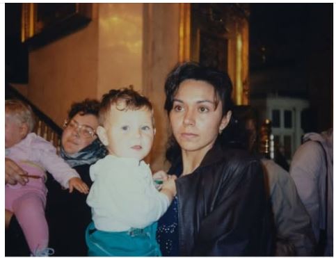 Jasminu iz Kragujevca je majka kao bebu povila u plastičnu kesu i dala u dom: “Kad me je videla posle 35 godina, pala je na pod”