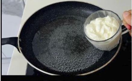 Samo sipajte JOGURT u kipuću vodu, dodajte brašno i ne morate ujutro ići u prodavnicu: Skoro NIKO za ovo ne zna!