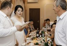 “Poklon iz kovertе koji je šokirao sve: Siromašni otac pokazao pravu vrednost ljubavi na vjenčanju”