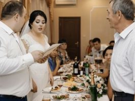 “Poklon iz kovertе koji je šokirao sve: Siromašni otac pokazao pravu vrednost ljubavi na vjenčanju”