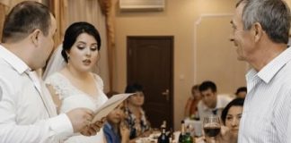 “Poklon iz kovertе koji je šokirao sve: Siromašni otac pokazao pravu vrednost ljubavi na vjenčanju”