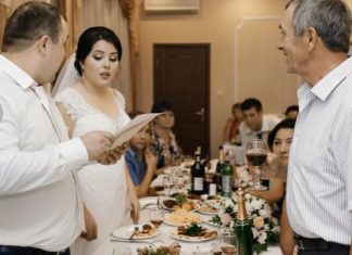 “Poklon iz kovertе koji je šokirao sve: Siromašni otac pokazao pravu vrednost ljubavi na vjenčanju”