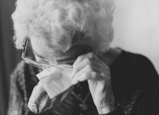 U STAROSTI STE TERET: Evo kako da preživite kad vas svi odbace – 5 koraka za spas