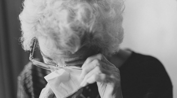 U STAROSTI STE TERET: Evo kako da preživite kad vas svi odbace – 5 koraka za spas