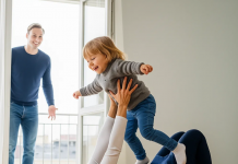 Lekari su digli ruke, ali jedna dadilja je verovala: Čudo koje je promenilo sudbinu devojčice