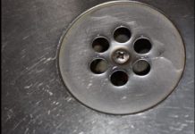 Smrdi vam iz kupatila kada pada kiša? Samo ubacite 1 sitnicu iz kuhinje u odvod I rešite problem