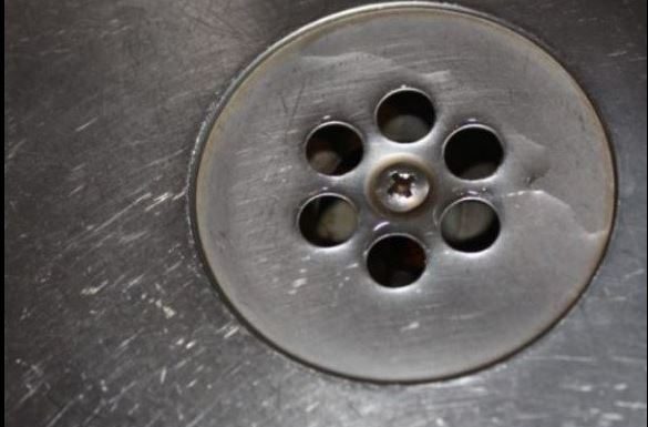 Smrdi vam iz kupatila kada pada kiša? Samo ubacite 1 sitnicu iz kuhinje u odvod I rešite problem