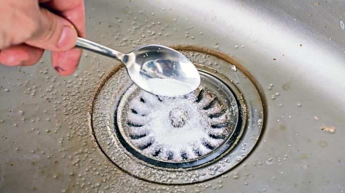 Vodoinstalater otkrio jednostavan trik koji sprečava zapušavanje odvoda: Jedna čaša jednom mesečno i zaboravite na majstore!