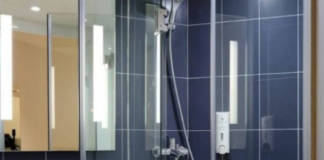 Odličan savjet za sve koji ne žele stalno ribati staklo – Prošla su 2 tjedna, a ni jedne mrlje nema na tuš kabini! (FOTO)