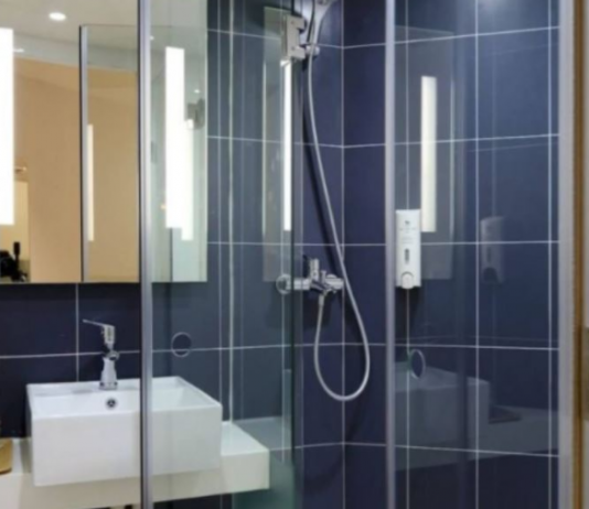 Odličan savjet za sve koji ne žele stalno ribati staklo – Prošla su 2 tjedna, a ni jedne mrlje nema na tuš kabini! (FOTO)