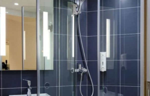 Odličan savjet za sve koji ne žele stalno ribati staklo – Prošla su 2 tjedna, a ni jedne mrlje nema na tuš kabini! (FOTO)