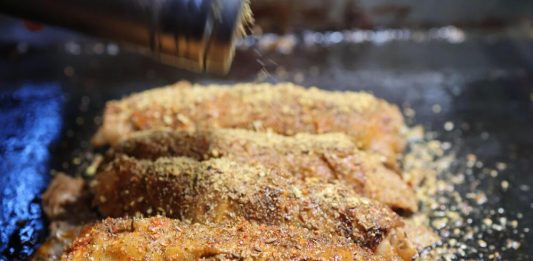 Kako pržiti ribu da se ne raspadne i ne zalepi za tiganj? Samo 1 trik provereno radi, a domaćice za njega ne znaju