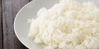 Više ne kuvam pirinač u vodi, ovo je savršeno: Jedan trik kuvara i nikada niste jeli bolji prilog – PREPORUČITE SVIMA!