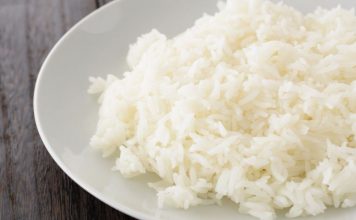 Više ne kuvam pirinač u vodi, ovo je savršeno: Jedan trik kuvara i nikada niste jeli bolji prilog – PREPORUČITE SVIMA!