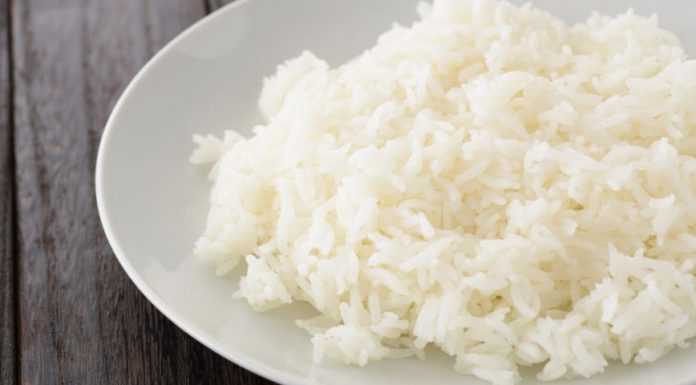 Više ne kuvam pirinač u vodi, ovo je savršeno: Jedan trik kuvara i nikada niste jeli bolji prilog – PREPORUČITE SVIMA!