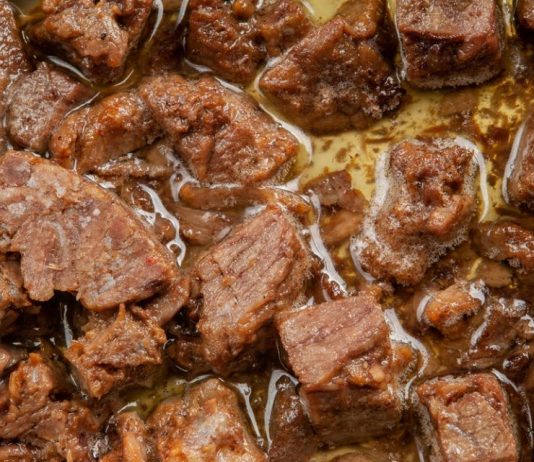 Dok dinstate meso dodajte samo 1 sastojak: Biće toliko mekano i sočno, topiće se u ustima