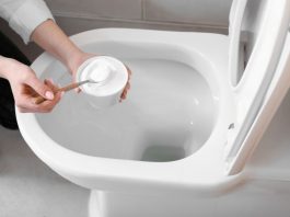 Ubacite kesicu ovog začina u WC-šolju: Preko noći otapa naslage i prljavštinu