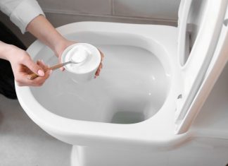 Kombinaciju ova 2 sastojka stavite u wc šolju uveče: Ujutru samo isperite i nestaće sav kamenac i nečistoća bez ribanja