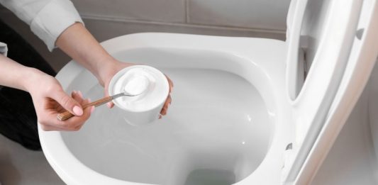 Kombinaciju ova 2 sastojka stavite u wc šolju uveče: Ujutru samo isperite i nestaće sav kamenac i nečistoća bez ribanja