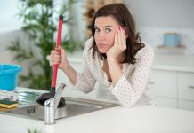 7 navika zbog kojih vam se sudopera stalno zapušava: Majstor će biti razočaran i neće više zadovoljno trpljati rukama