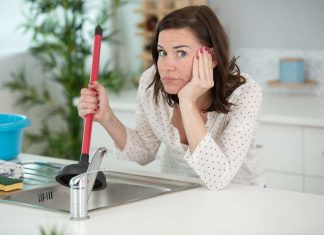 7 navika zbog kojih vam se sudopera stalno zapušava: Majstor će biti razočaran i neće više zadovoljno trpljati rukama