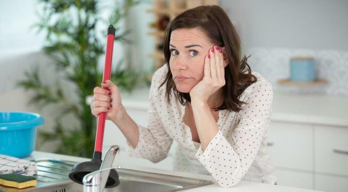 7 navika zbog kojih vam se sudopera stalno zapušava: Majstor će biti razočaran i neće više zadovoljno trpljati rukama